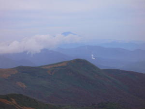 20101012_ガスの間から鳥海山